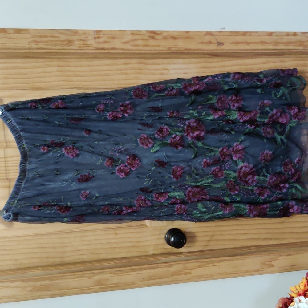 Soft Surroundings Gorgeous Gray with Burgundy Embroidered Mesh Lace Skirt 1x